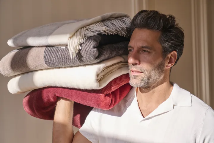 Chambre ou salon : comment intégrer un plaid dans votre déco ?