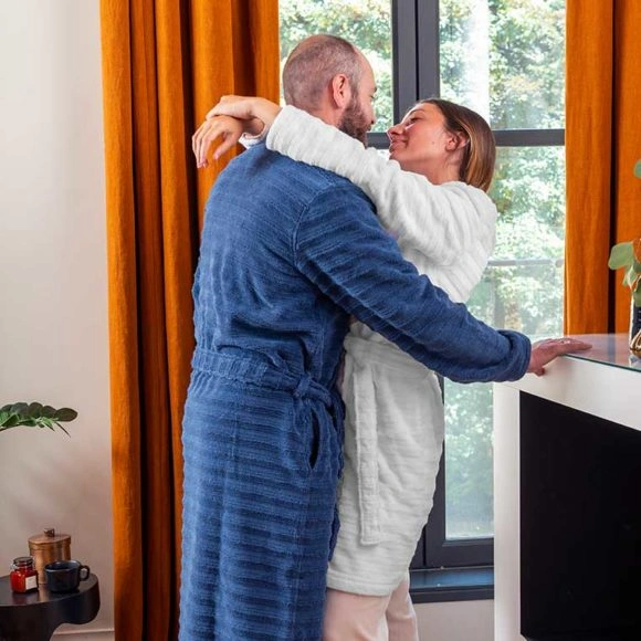 Un couple en peignoir