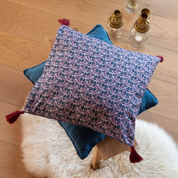 Des coussins sur un tabouret