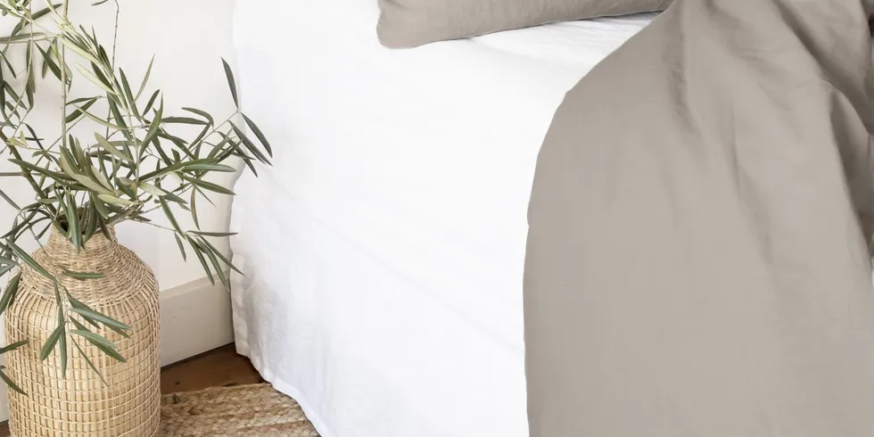 Pourquoi et comment mettre un cache sommier ?