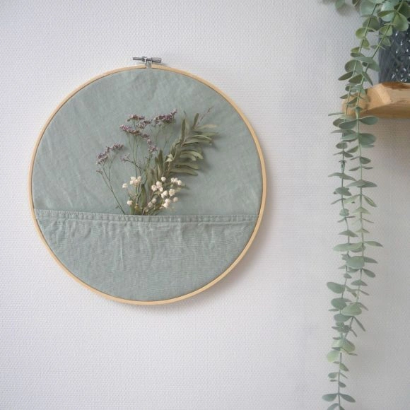 Un tambour décoratif suspendu au mur