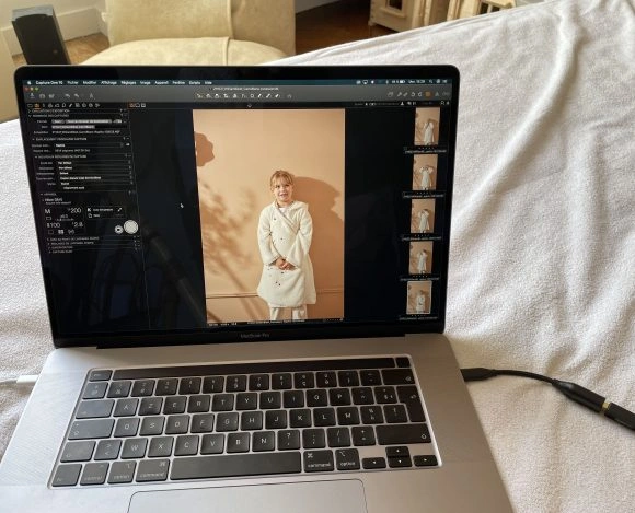 Un ordinateur pour retoucher une photo