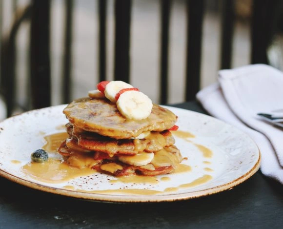 Une assiette de pancakes à la banane