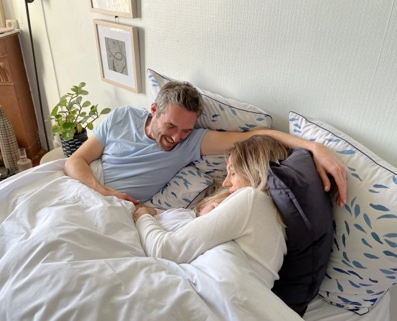 Une famille dans une housse de couette