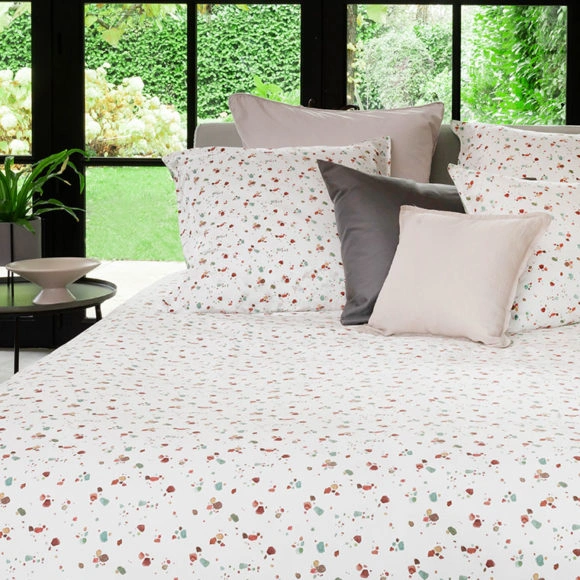 Une chambre avec une housse de couette à motif