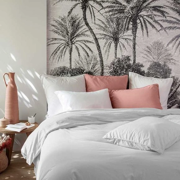 Une chambre avec une fresque murale