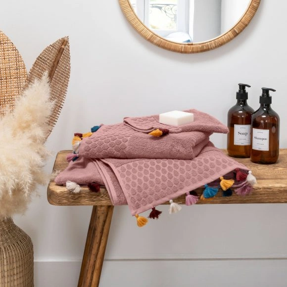 Une parure de bain avec des motifs et des pompons