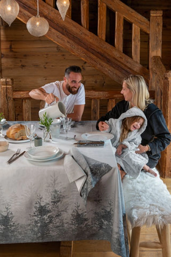 Une jolie nappe pour Noël : réussir la décoration de sa table