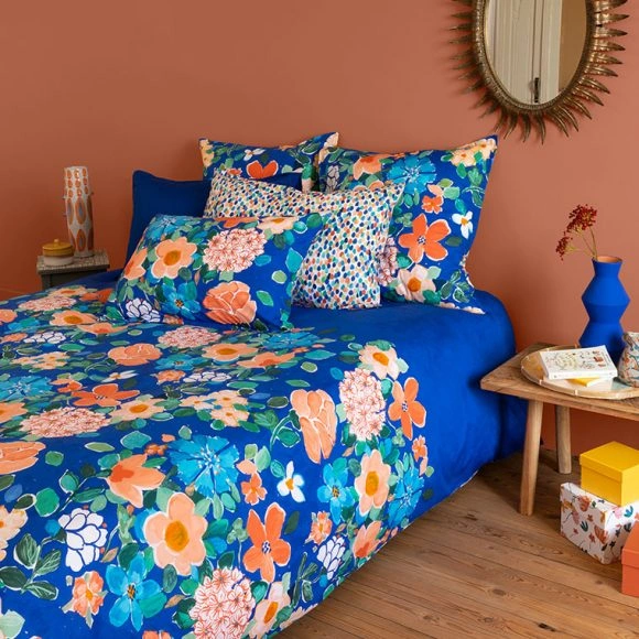 Une housse de couette bleue et orange