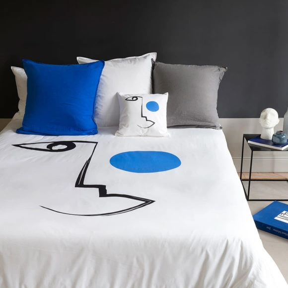 Une housse de couette avec un visage graphique imprimé