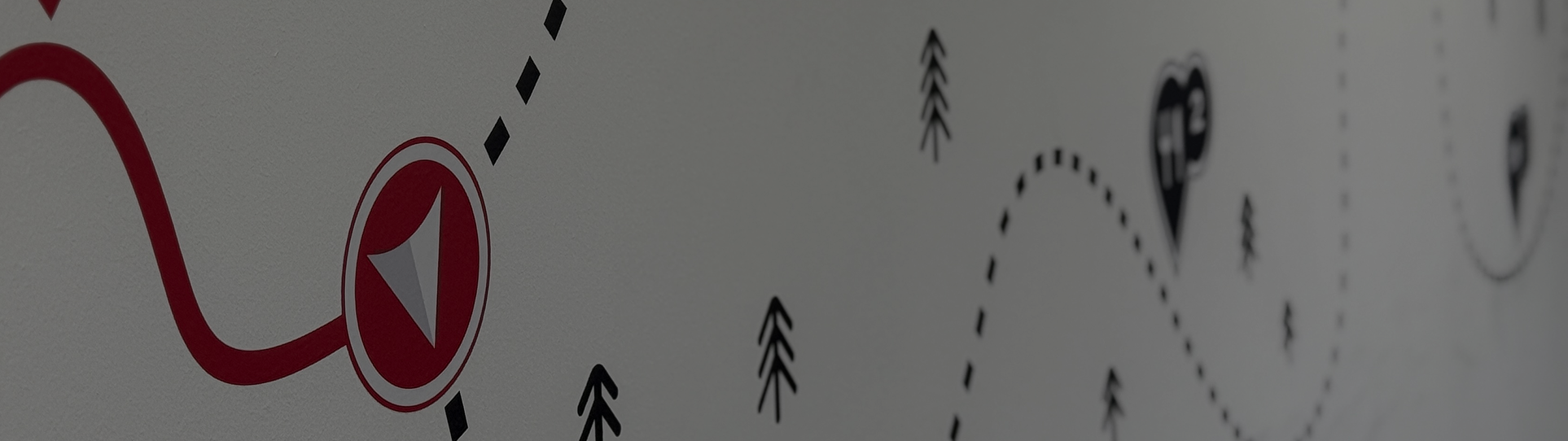 Ein Navigationspfeil an der Wand: Lerne calimoto als Arbeitgeber kennen.