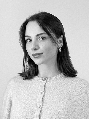 Recruiting-Mitarbeiterin Caro auf einem Bild.