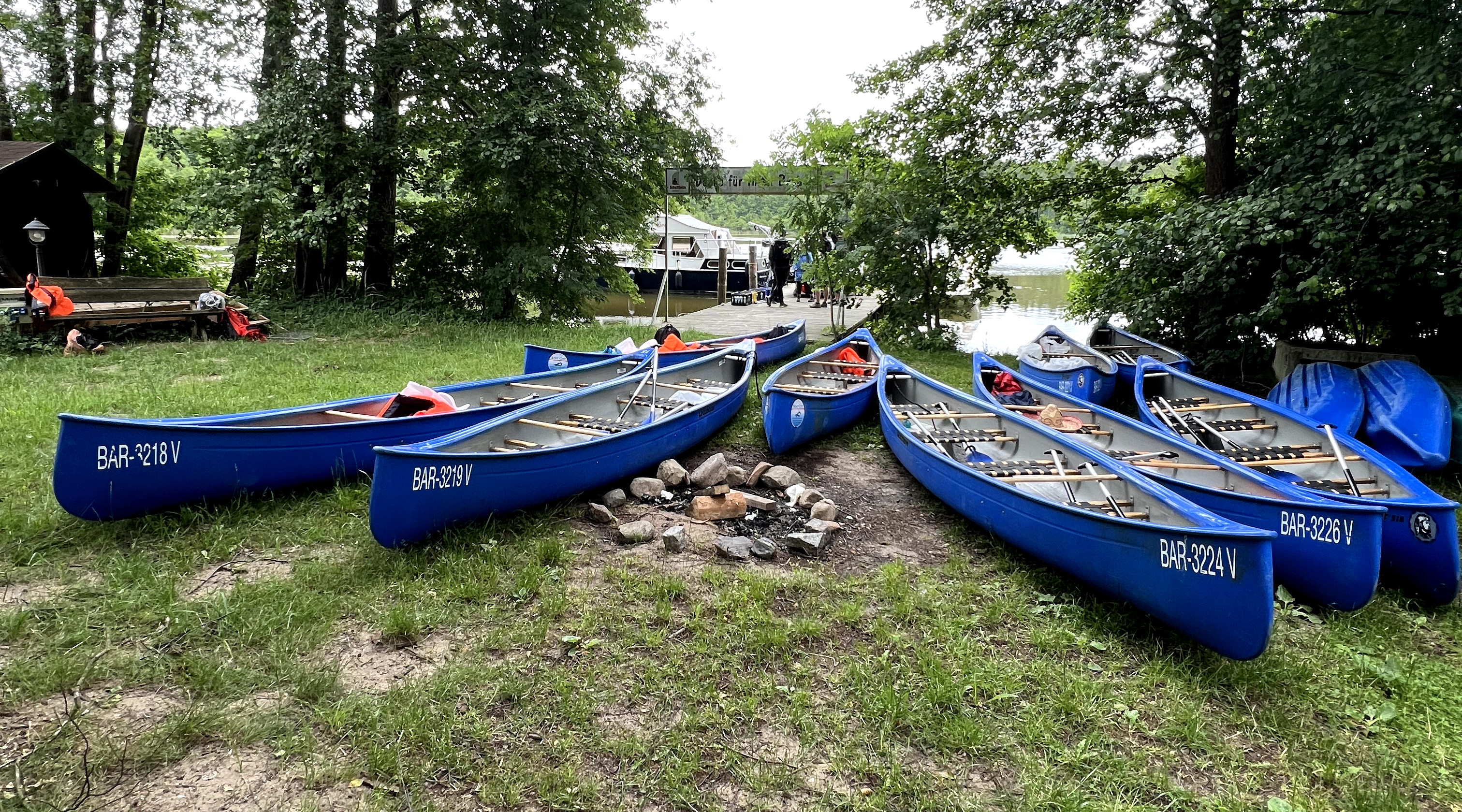 Mehrere Kanus stehen vor einem See: Diesmal ging es Kanufahren mit dem calimoto-Team.