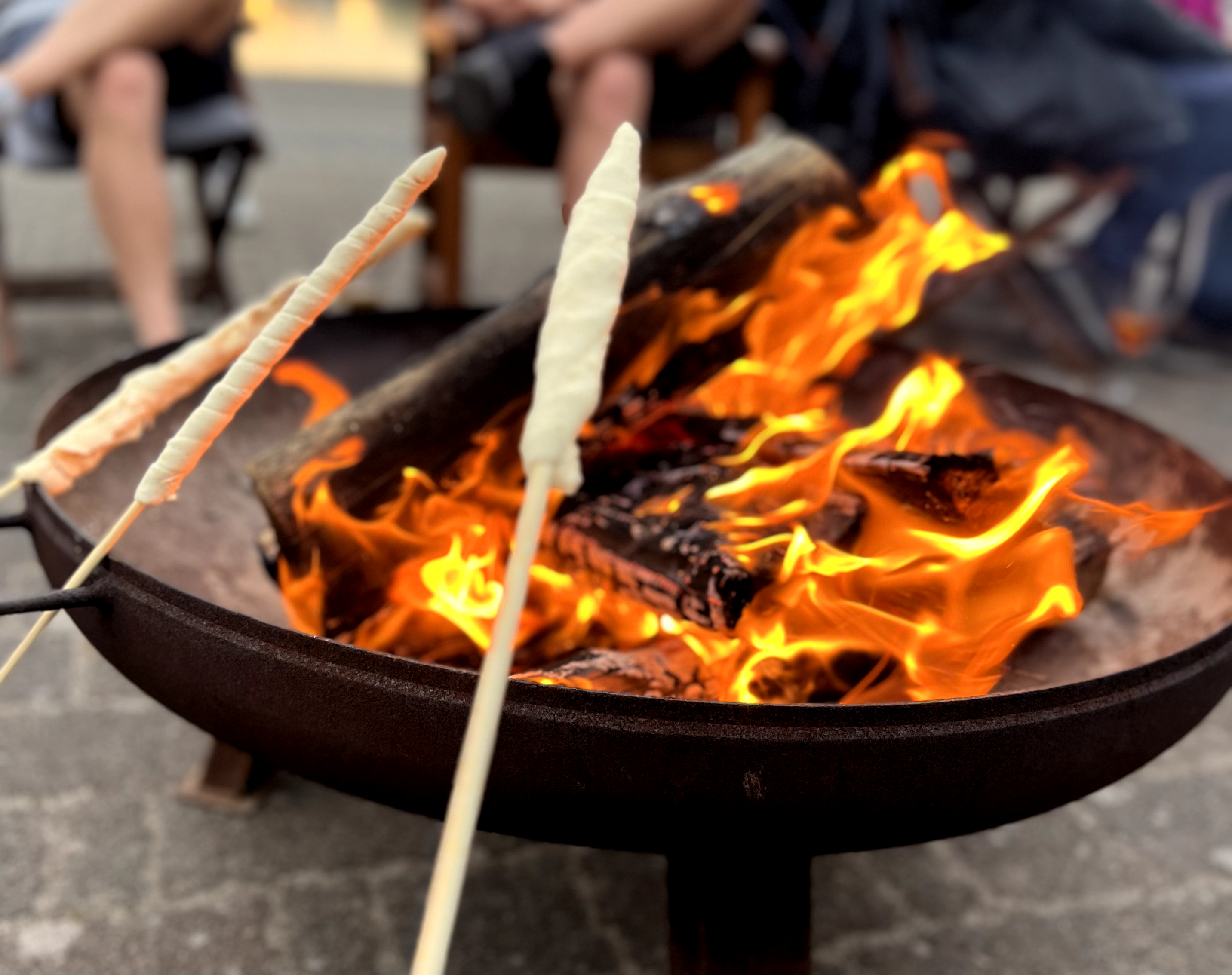 Stockbrot am Lagefeuer für einen entspannten Tagesabschluss.