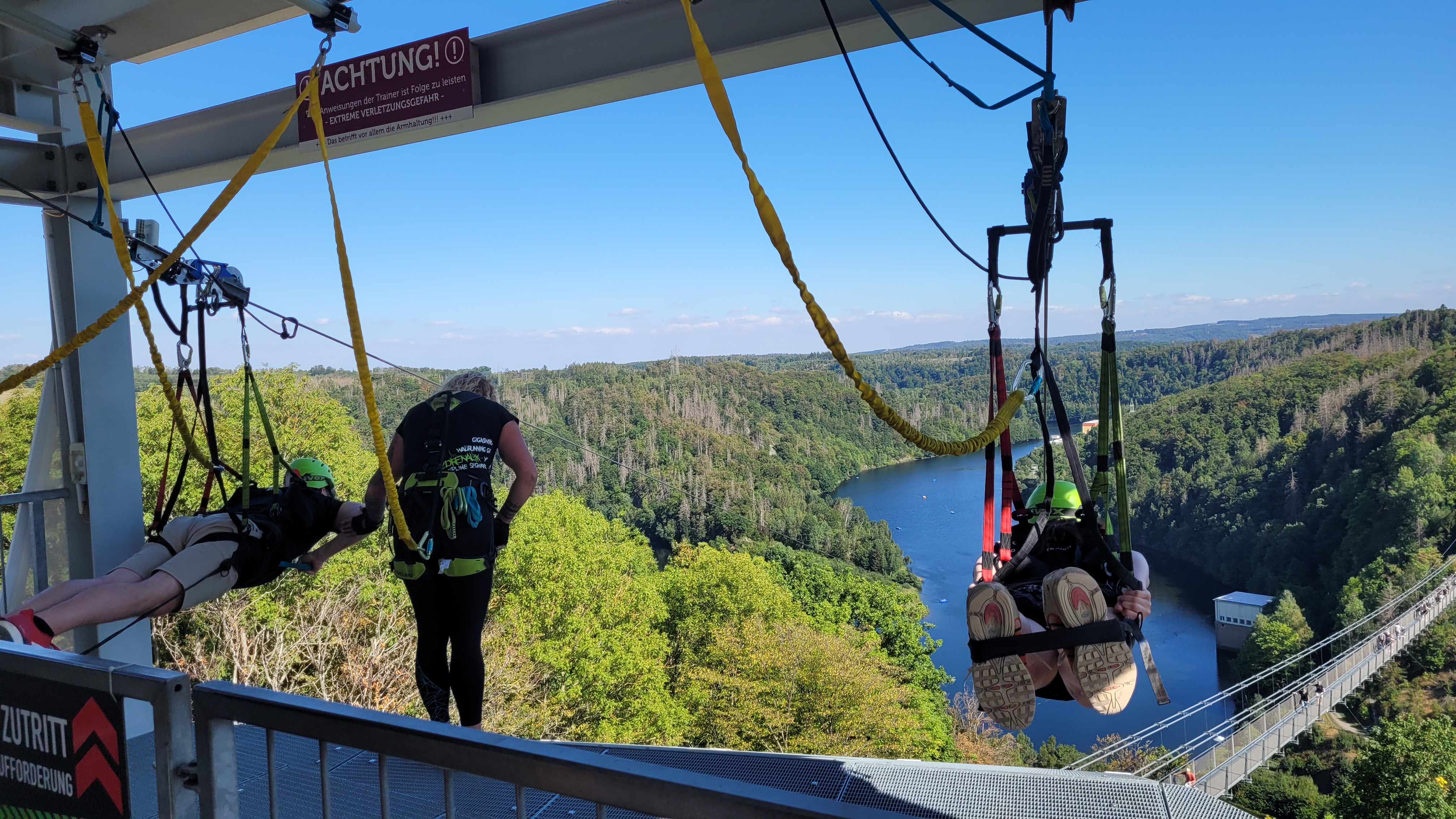 Actionreiches Teamevent beim Zipline-Fahren.