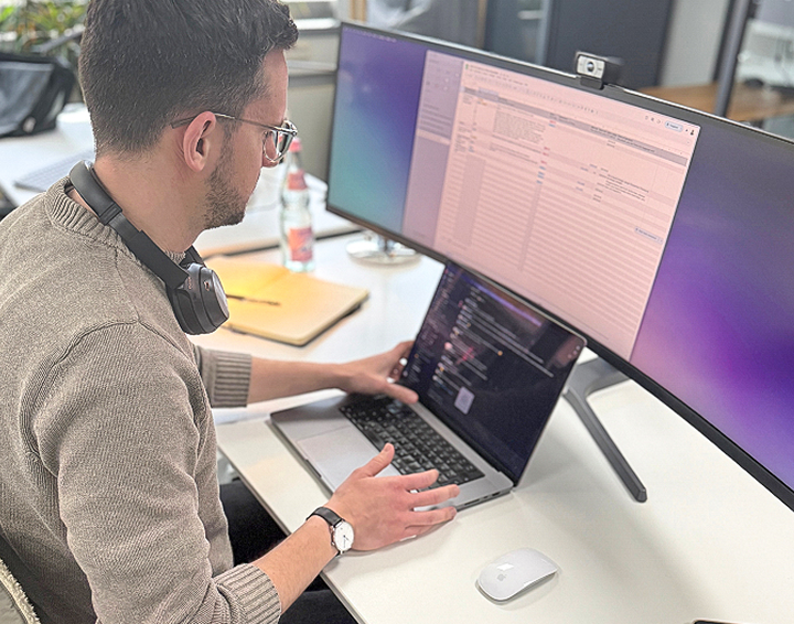 Ein Mitarbeiter von calimoto schaut auf seinen Bildschirm.