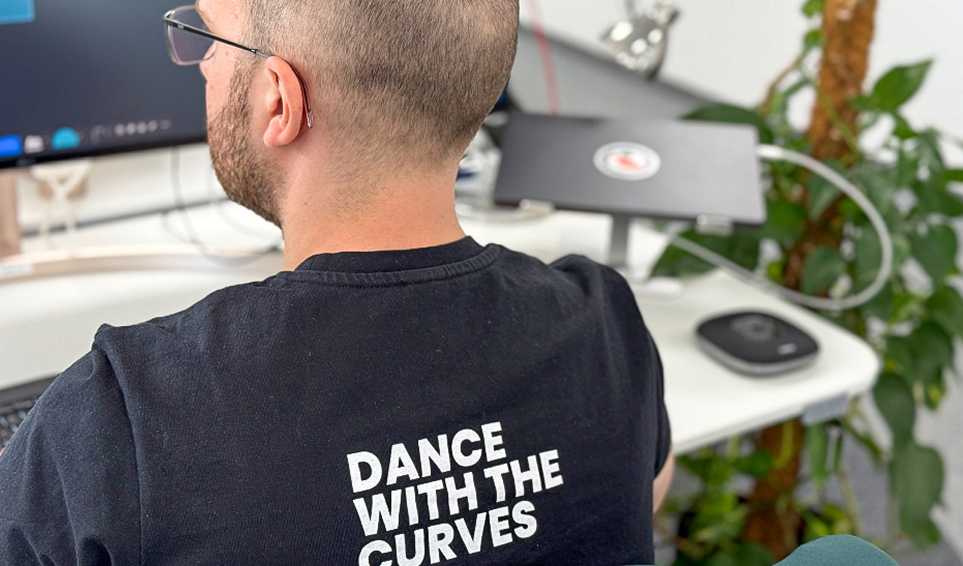 Ein calimoto-Mitarbeiter trägt ein T-Shirt mit der Aufschrift "Dance with the Curves".