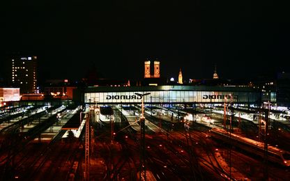 Münchner Hauptbahnhof von der Hackerbrücke aus bei Nacht fotografiert