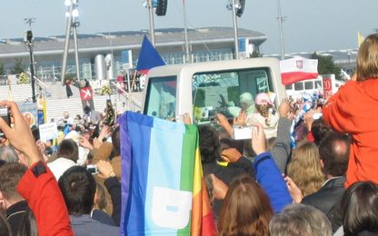 Papst Benedikt im Papamobil bei der Papstmesse auf dem Münchner Messegelände