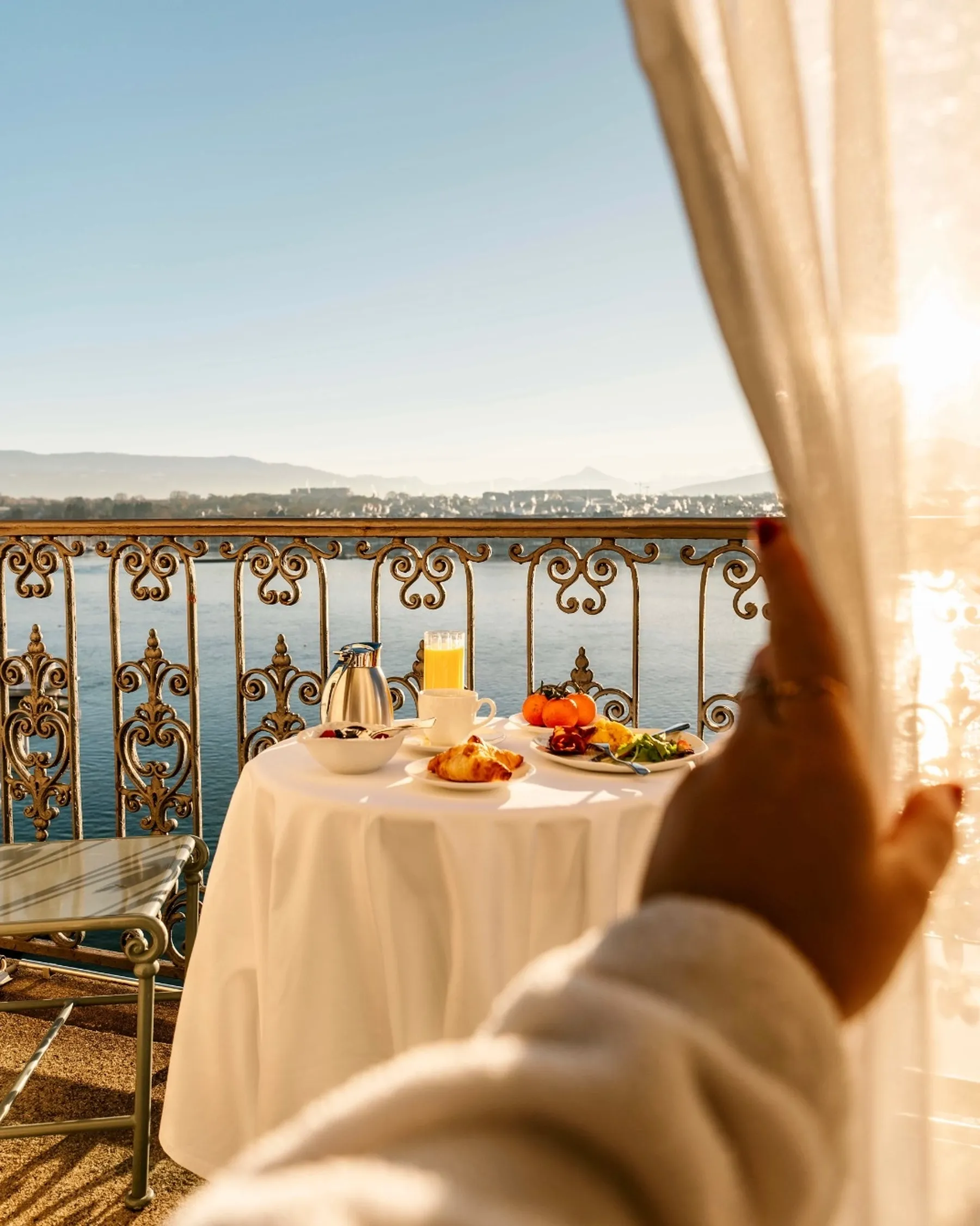 Ontbijt op een balkon met uitzicht over het meer van Genève, ervaar de ultieme luxe en laat u verwennen | Senses