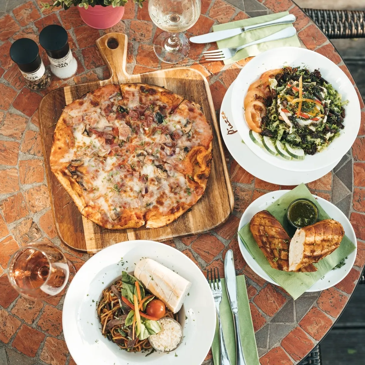 Pizza Piazza Lions Dive Beach Resort