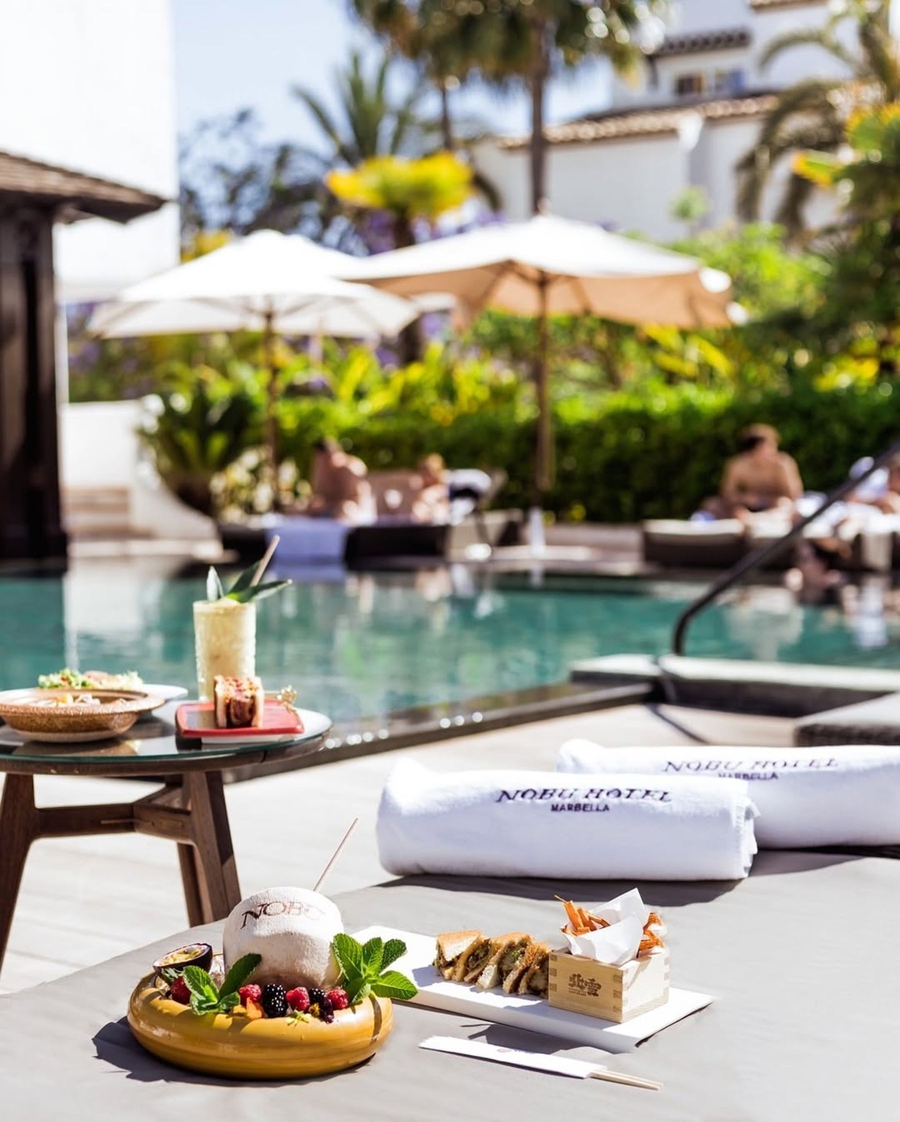Geniet van een lunch aan het zwembad in Nobu Hotel Marbella, met verfijnde gerechten en adembenemend uitzicht op de Middellandse Zee | Senses