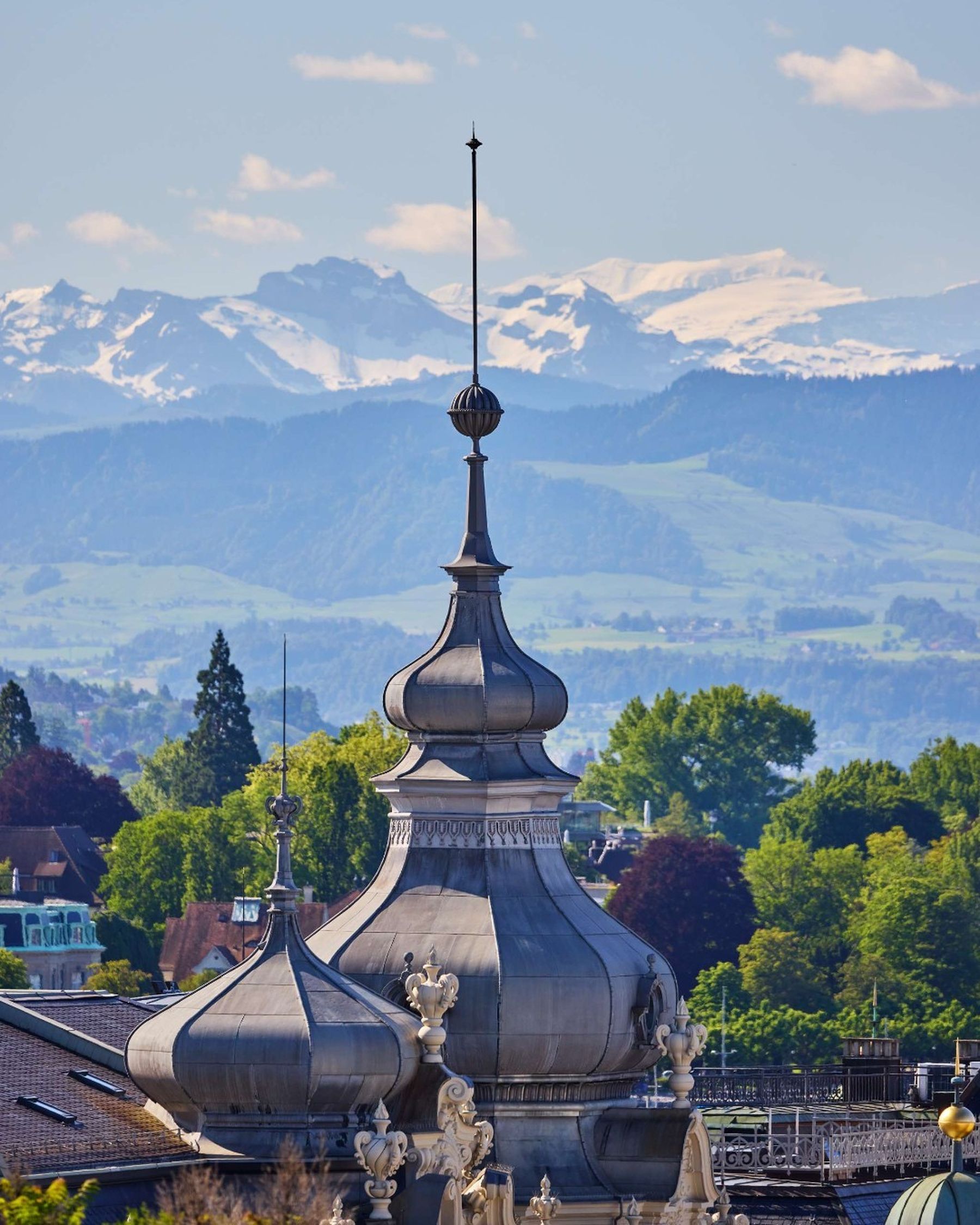 Iconische torens van Zürich met de Zwitserse Alpen op de achtergrond | Boek uw luxe vakanties met Senses