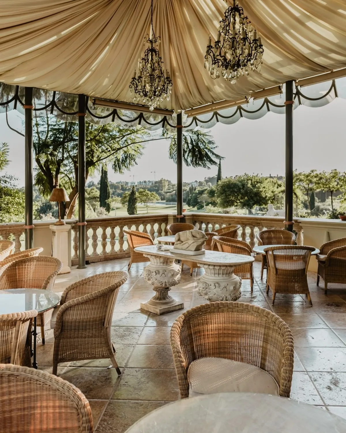 Patio Restaurant Eddys bar Anatara villa padierna