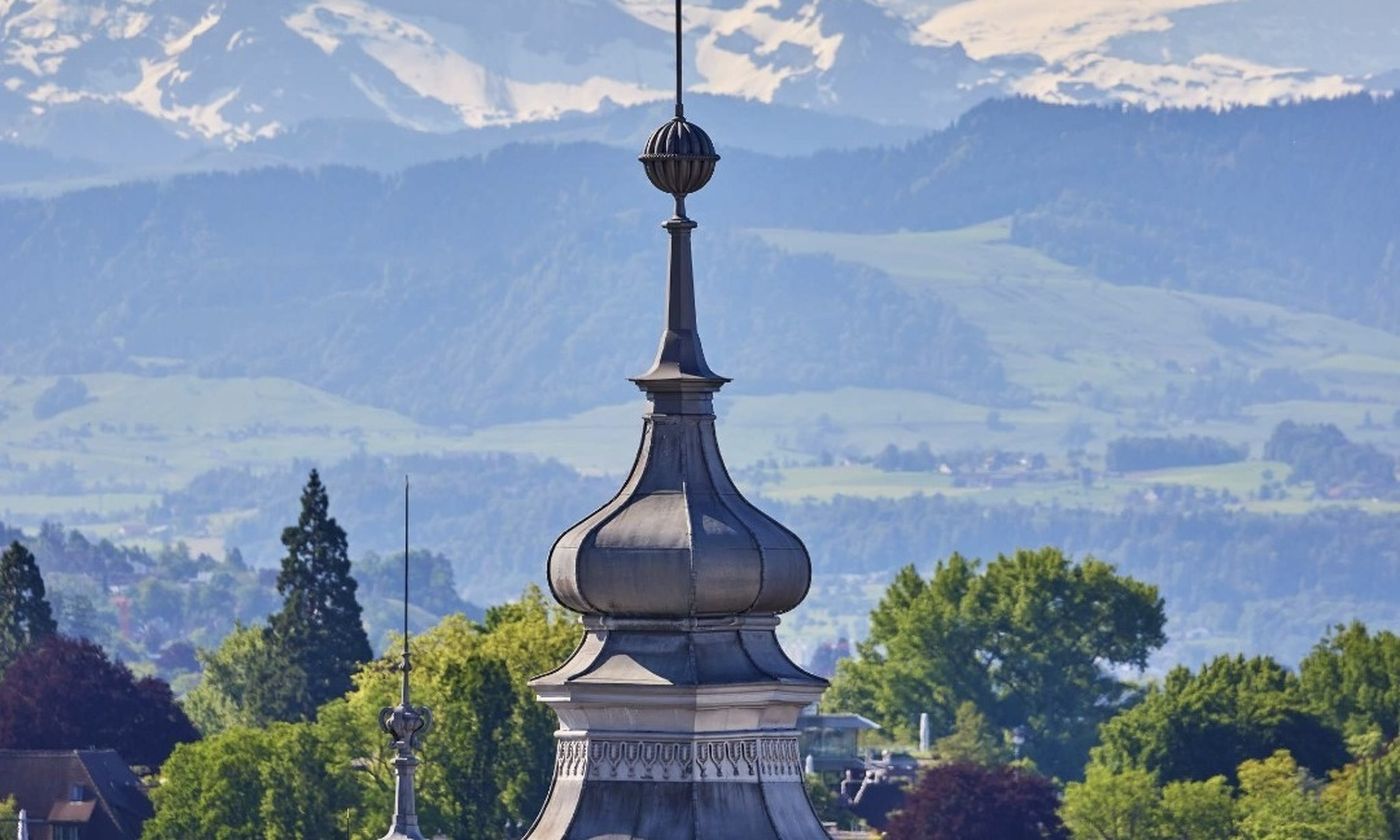 Iconische torens van Zürich met de Zwitserse Alpen op de achtergrond | Boek uw luxe vakanties met Senses