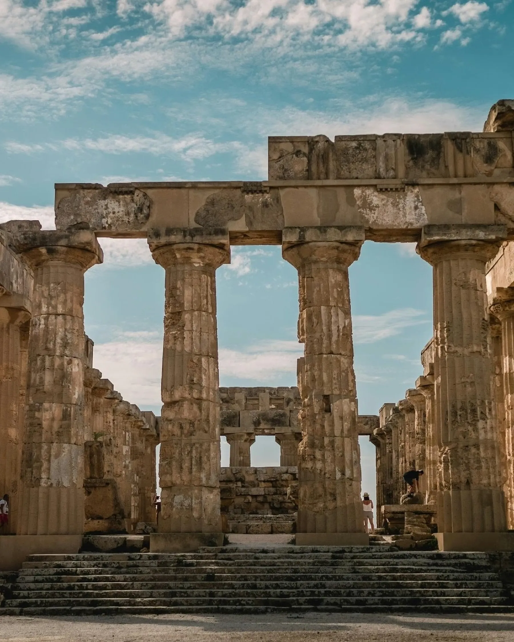 Wandelen tussen eeuwenoude zuilen, voel de grandeur van Sicilië’s verleden tijdens uw luxe vakantie met Senses