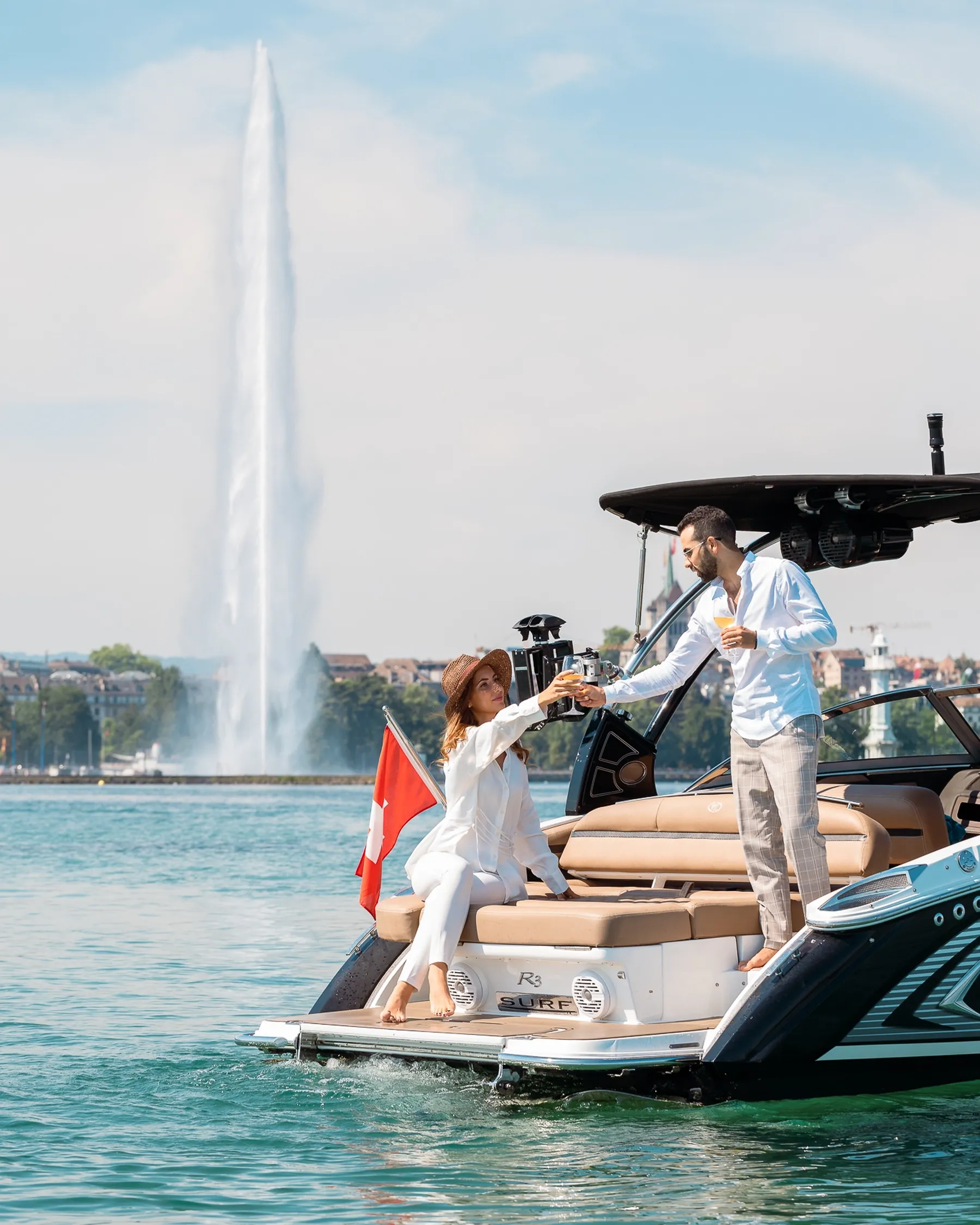 Stijlvol koppel genietend op een privéboot met uitzicht op de fontein van Genève | Senses