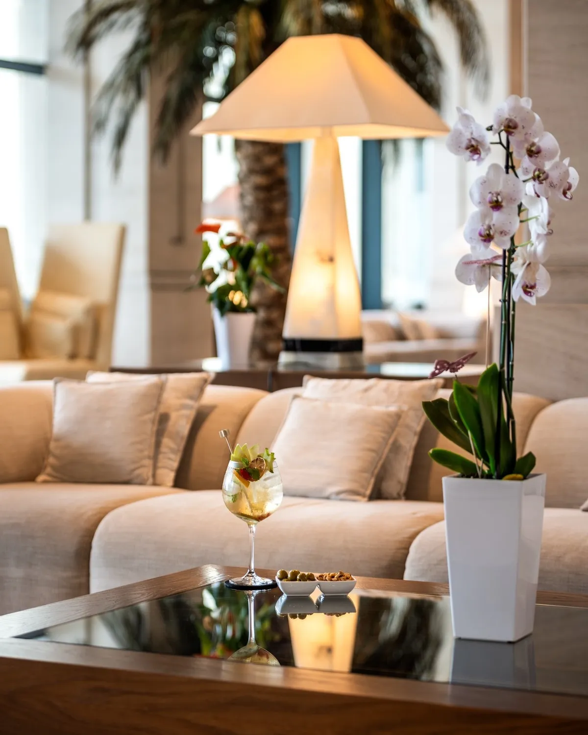 Lobby Bar and Porch Las Arenas Balneario Resort