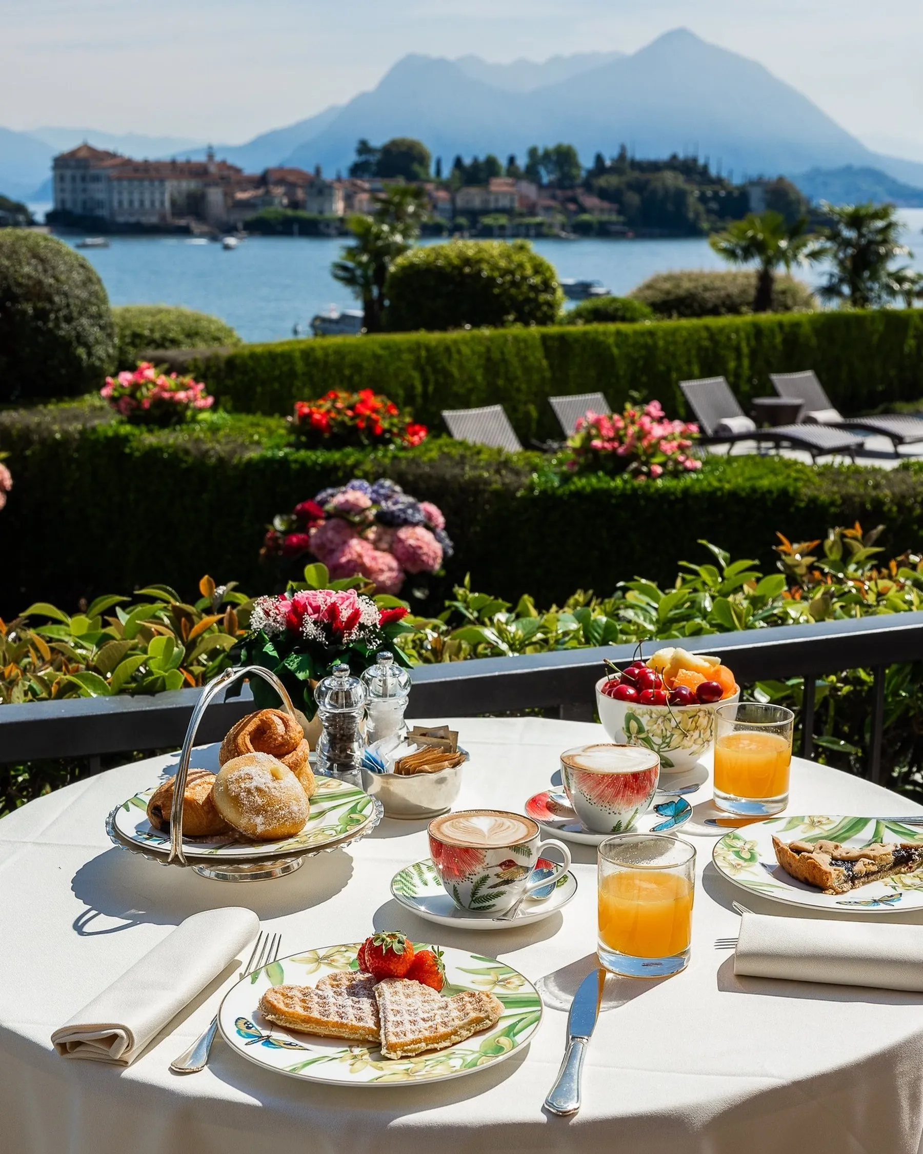 Begin je dag met een luxe ontbijt op het terras, uitzicht op het glinsterende meer | Senses