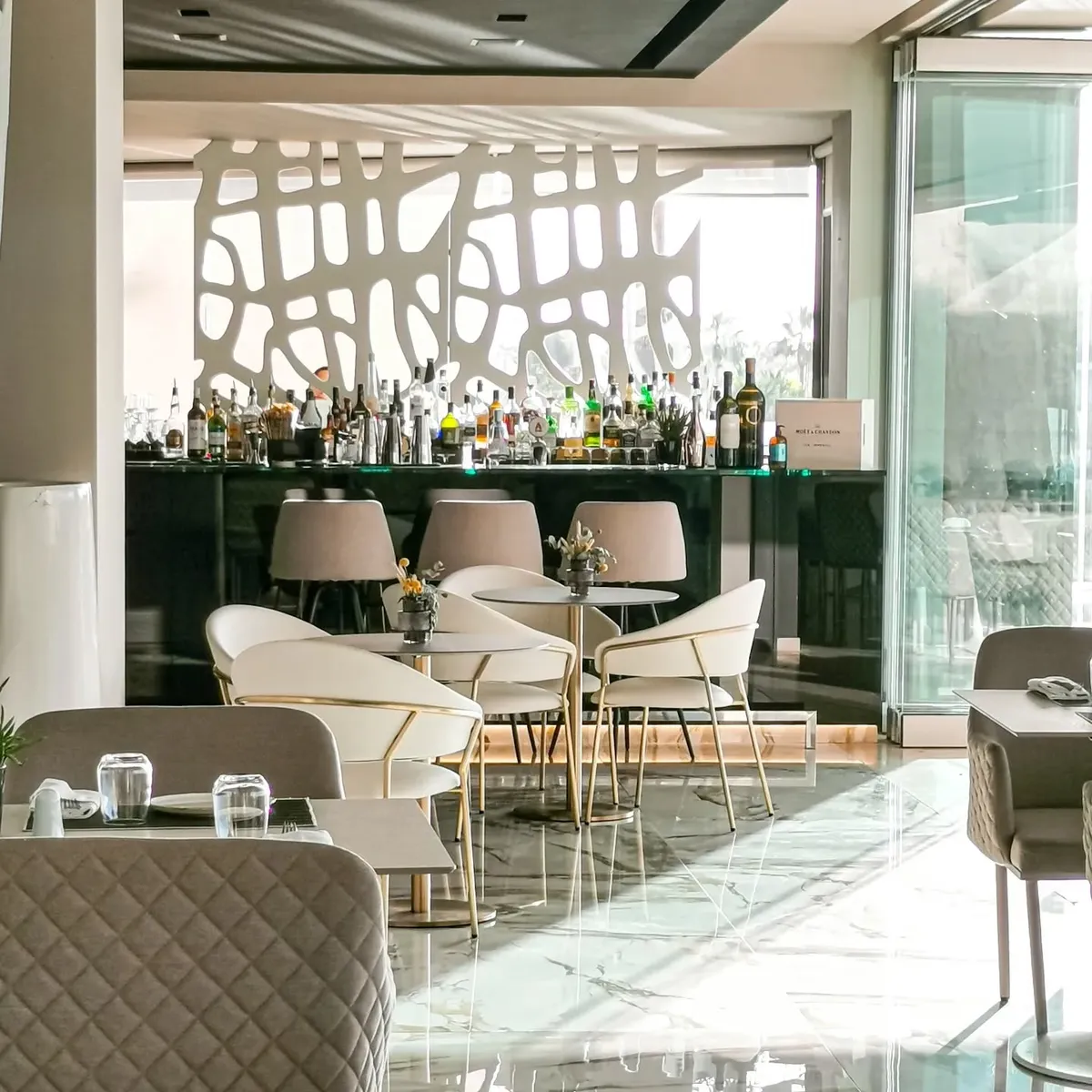 Sips + Bites Restaurant - Bar Hotel Aqua Blu Boutique & Spa