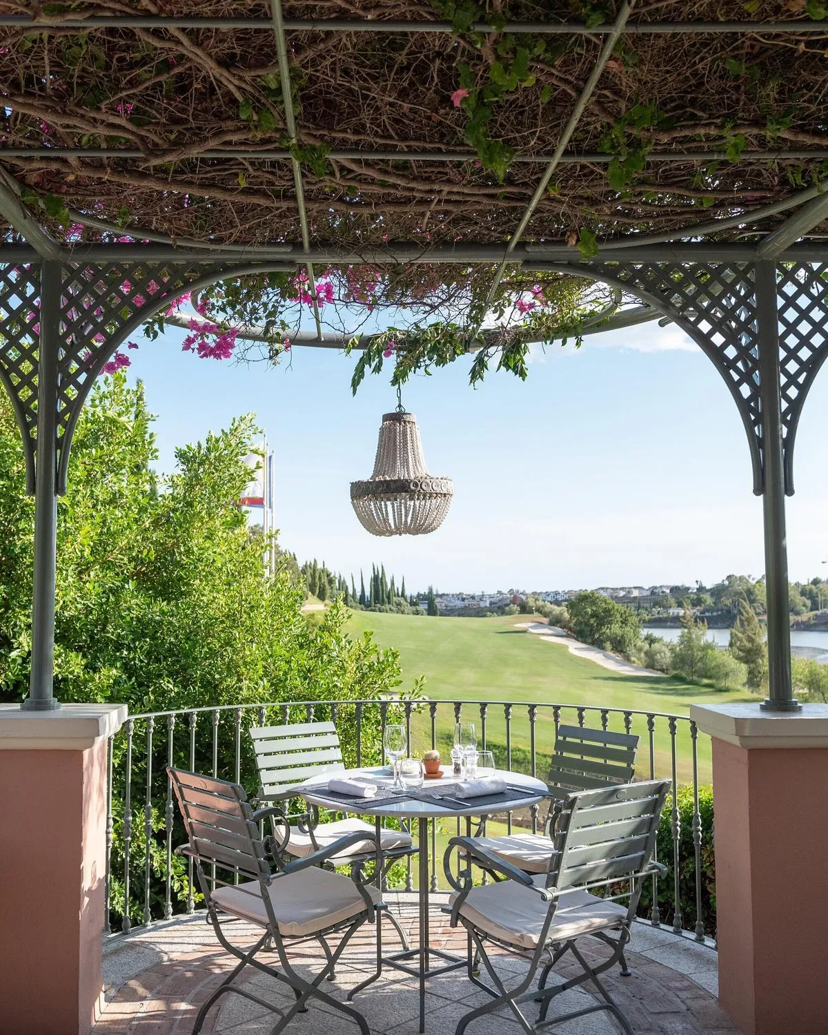 Outdoor restaurant Ola beirut Anatara villa padierna Uitzicht op buiten