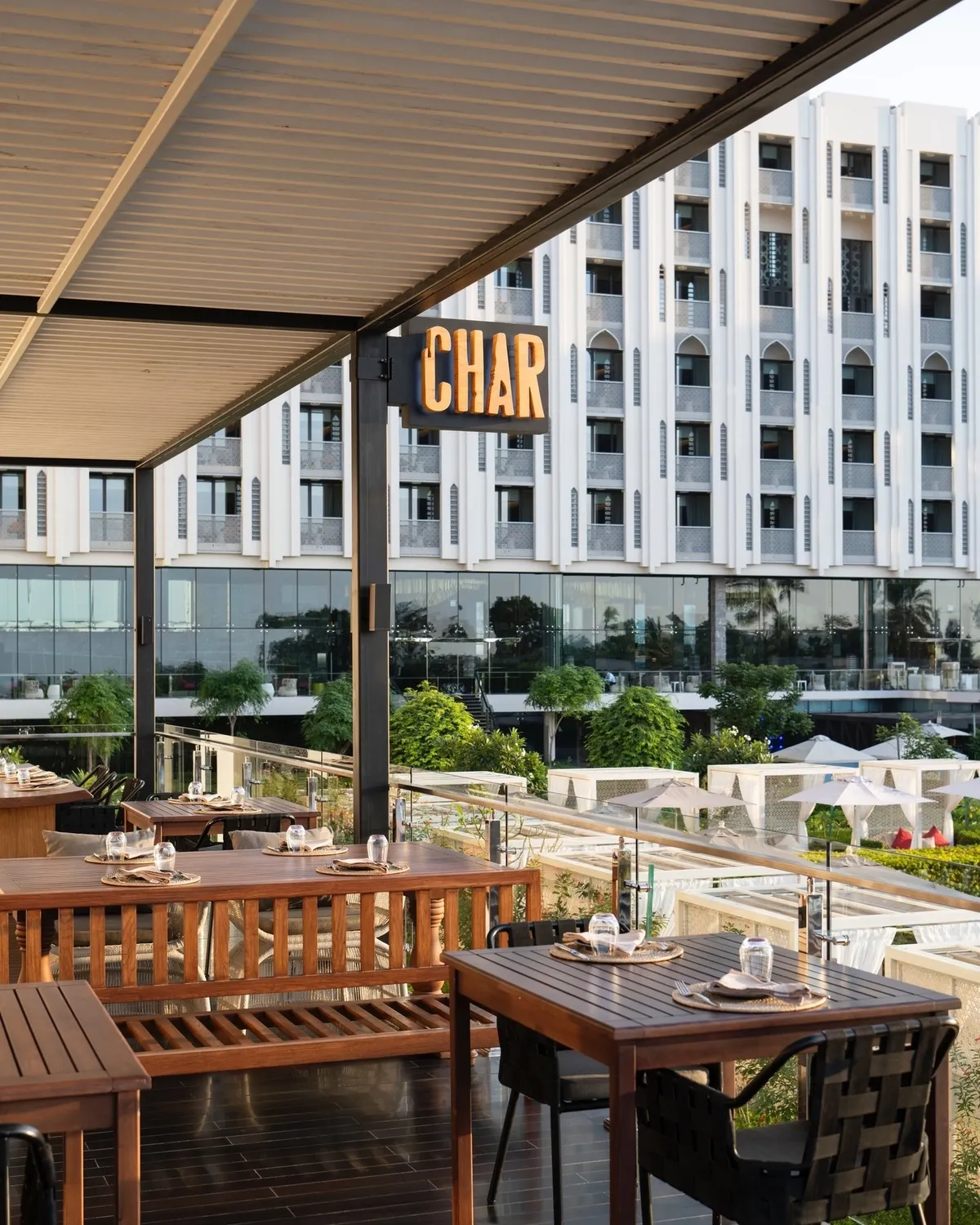 Buiten restaurant CHAR W Muscat