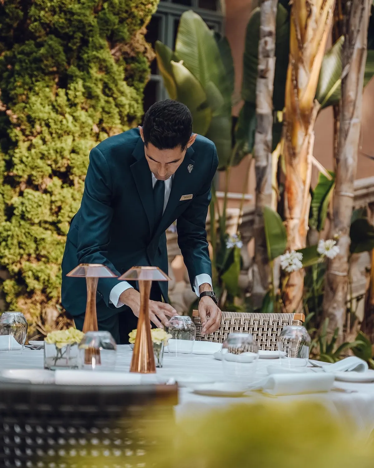 Voorbereiden van het restaurant La loggia Anatara villa padierna