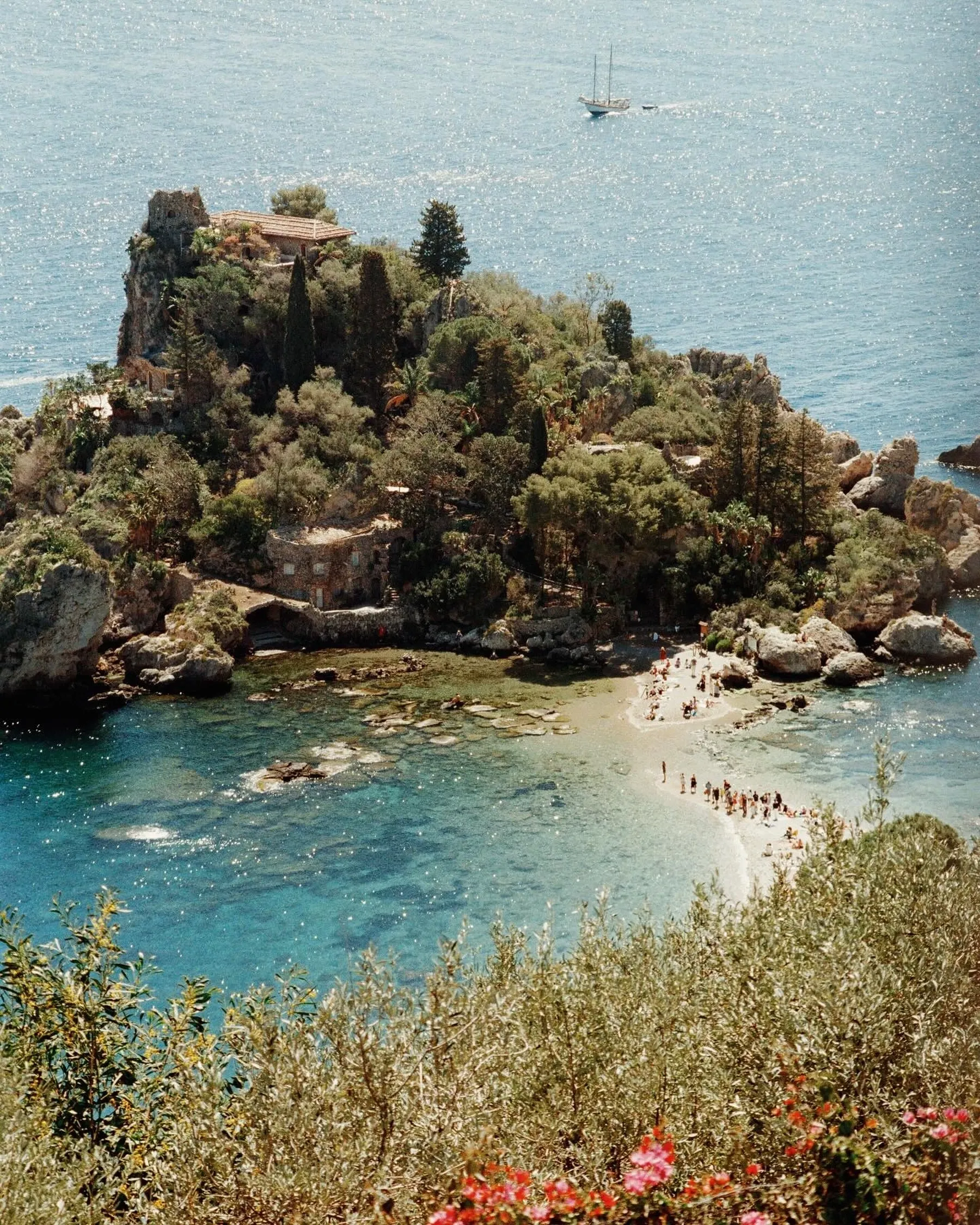 Kristalhelder water rond Isola Bella, een iconisch eilandje voor de kust van Taormina, ontdek deze verborgen parel tijdens je luxe vakantie | Senses