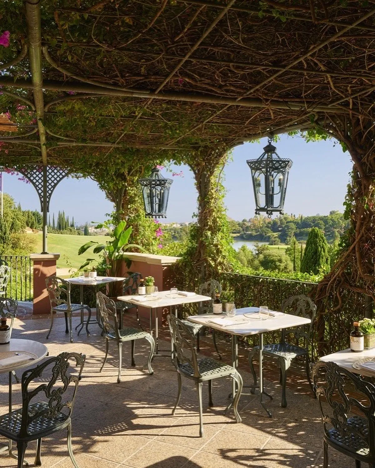 Outdoor restaurant Hole 55 Anatara villa padierna uitzicht op golfbaan