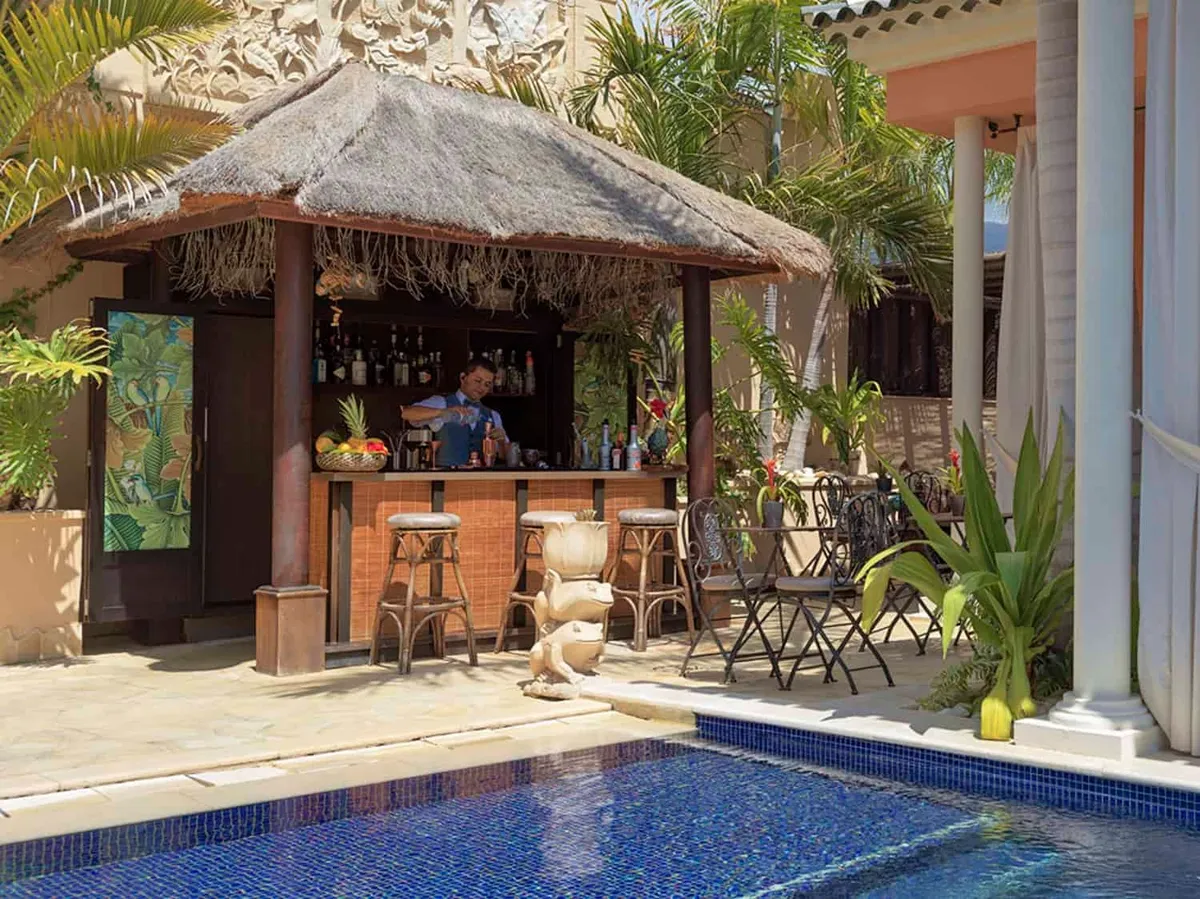 Pool bar Royal Garden Villas