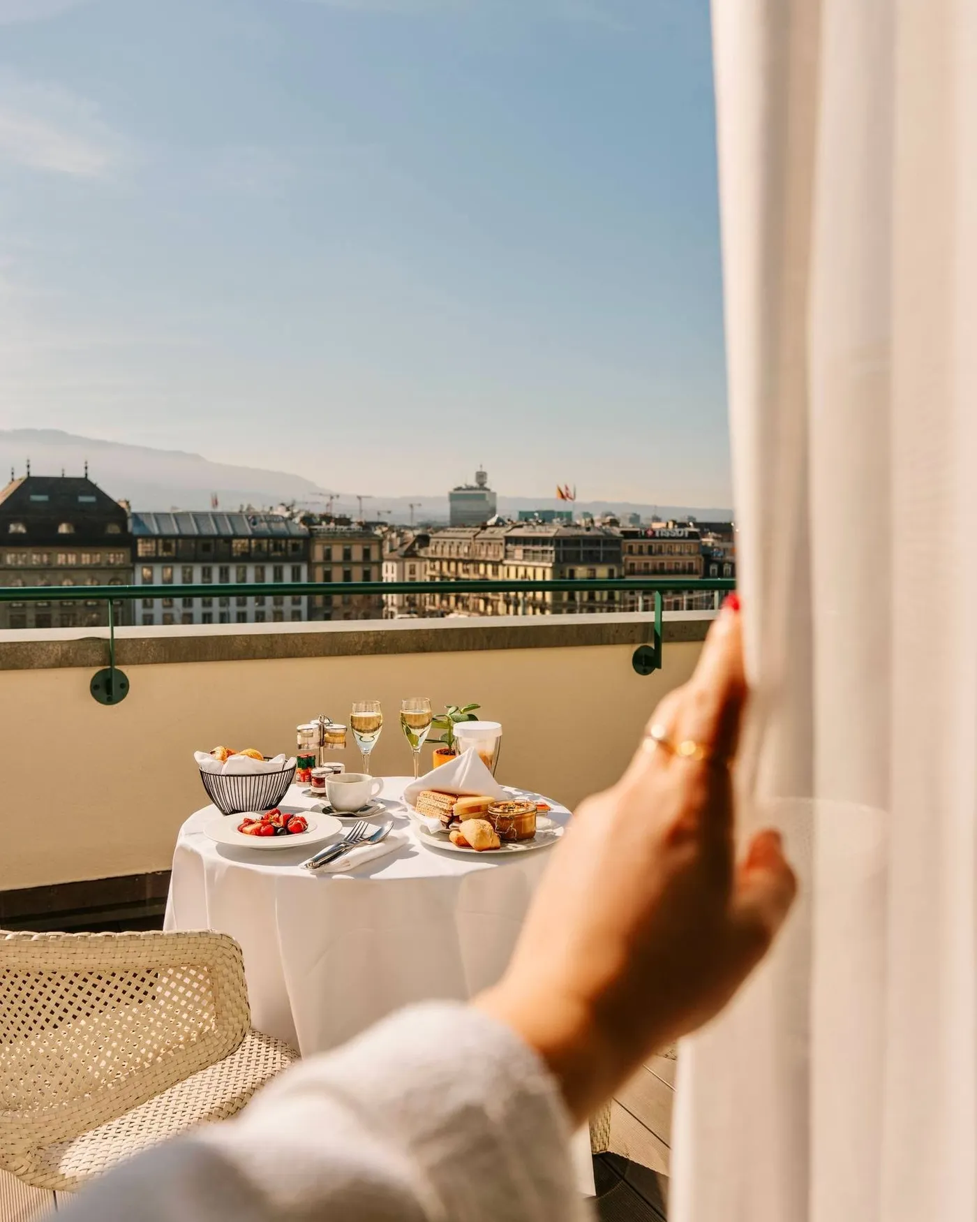 Elegant ontbijten met uitzicht op Genève’s skyline en bergen, ervaar pure luxe en laat u verwennen in stijl | Senses