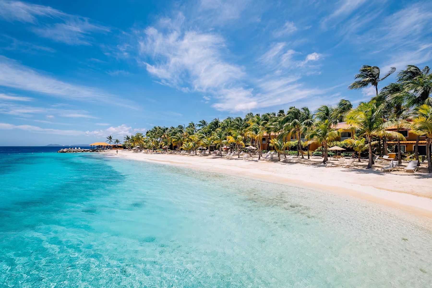 Ontspan aan een parelwit strand tijdens een luxe vakantie op Bonaire | Senses