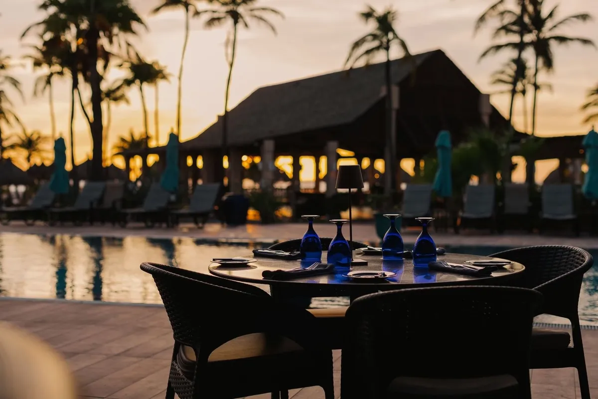 Buiten terrace Ike's Bistro Manchebo Beach Resort & Spa