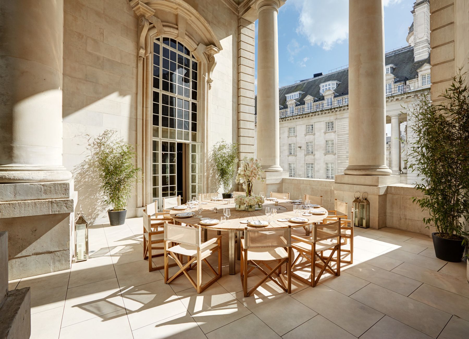 Buiten dineren op het terras van Hotel Café Royal, met een prachtig uitzicht en luxe sfeer | Senses