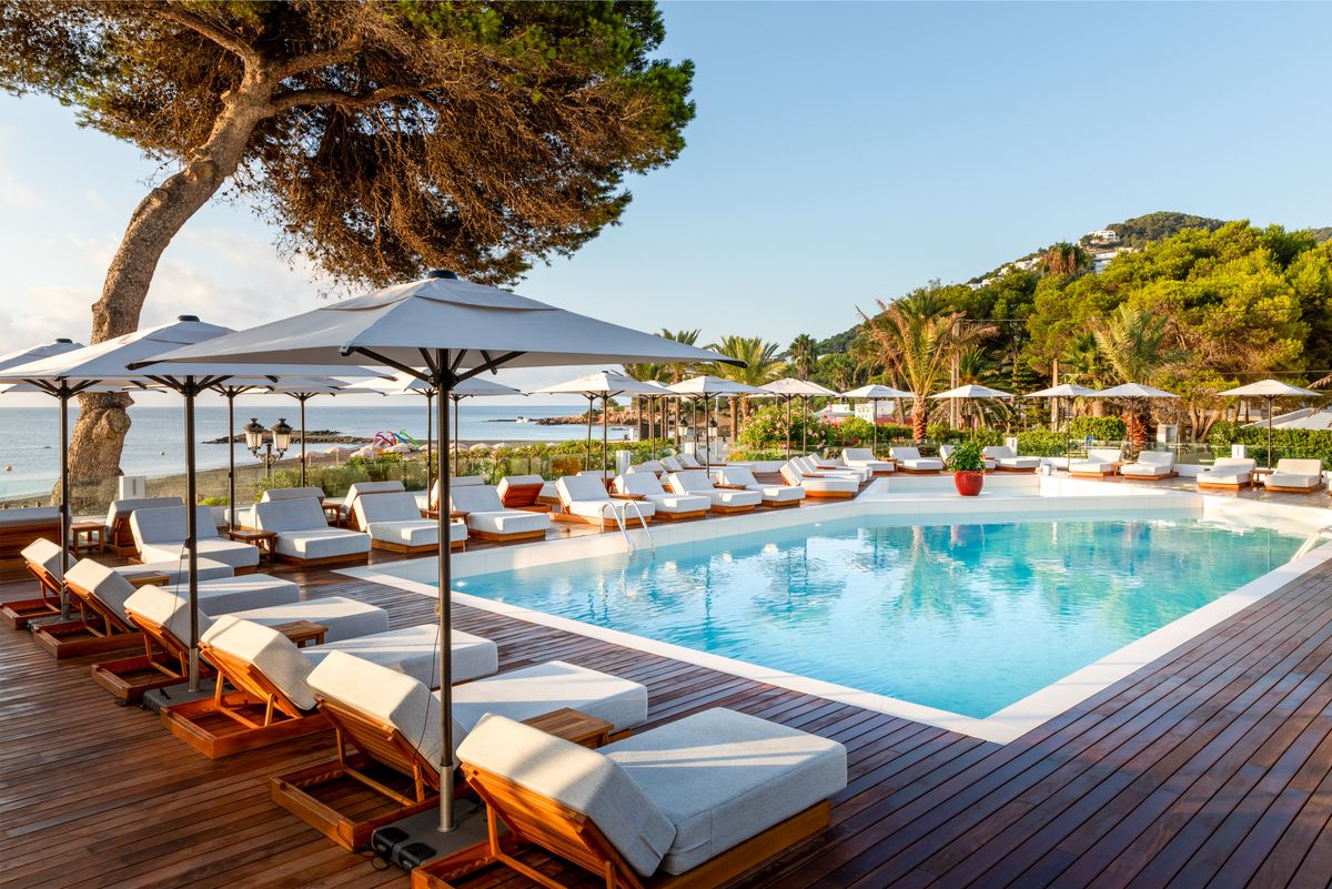 Experience refined beachside accommodation with a panoramic view of the pristine waters of the bay.