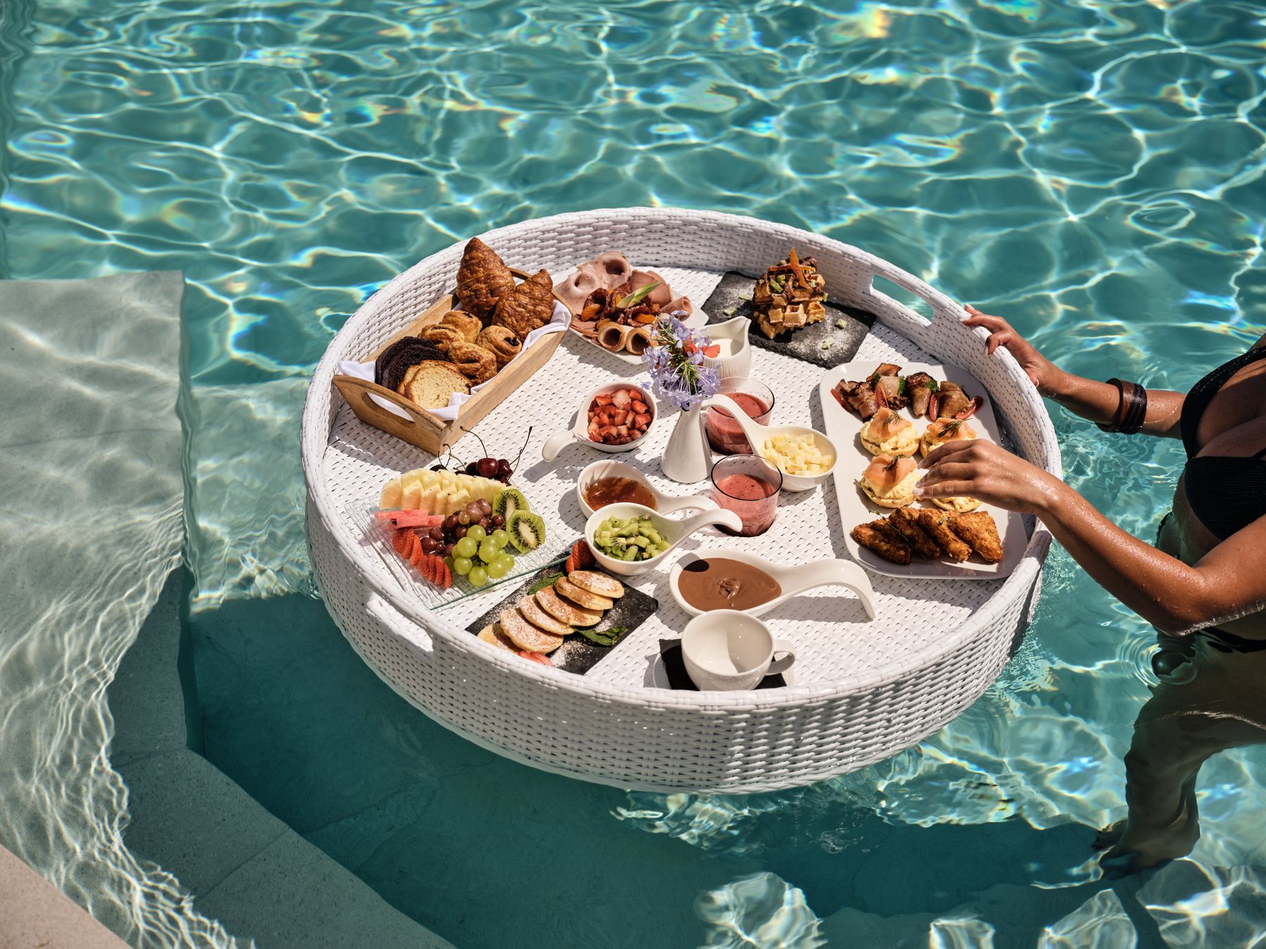 The Royal Blue, Floating Breakfast