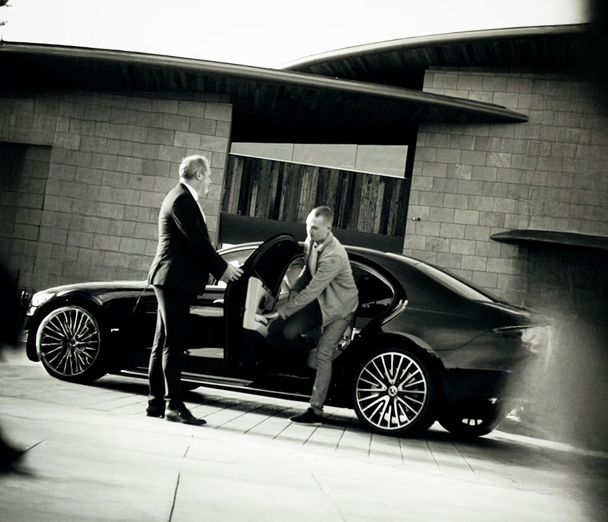 Rick Karsdorp stapt uit de auto