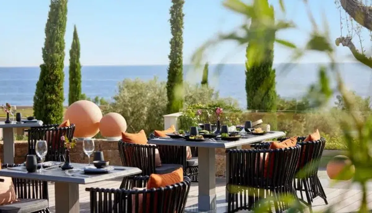 Buiten Restaurant Anaya Ikos Oceania