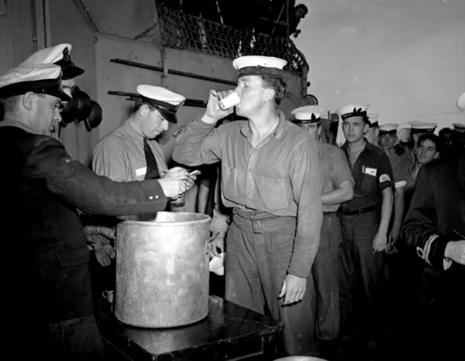 Les marins reçoivent leur ration de rhum
