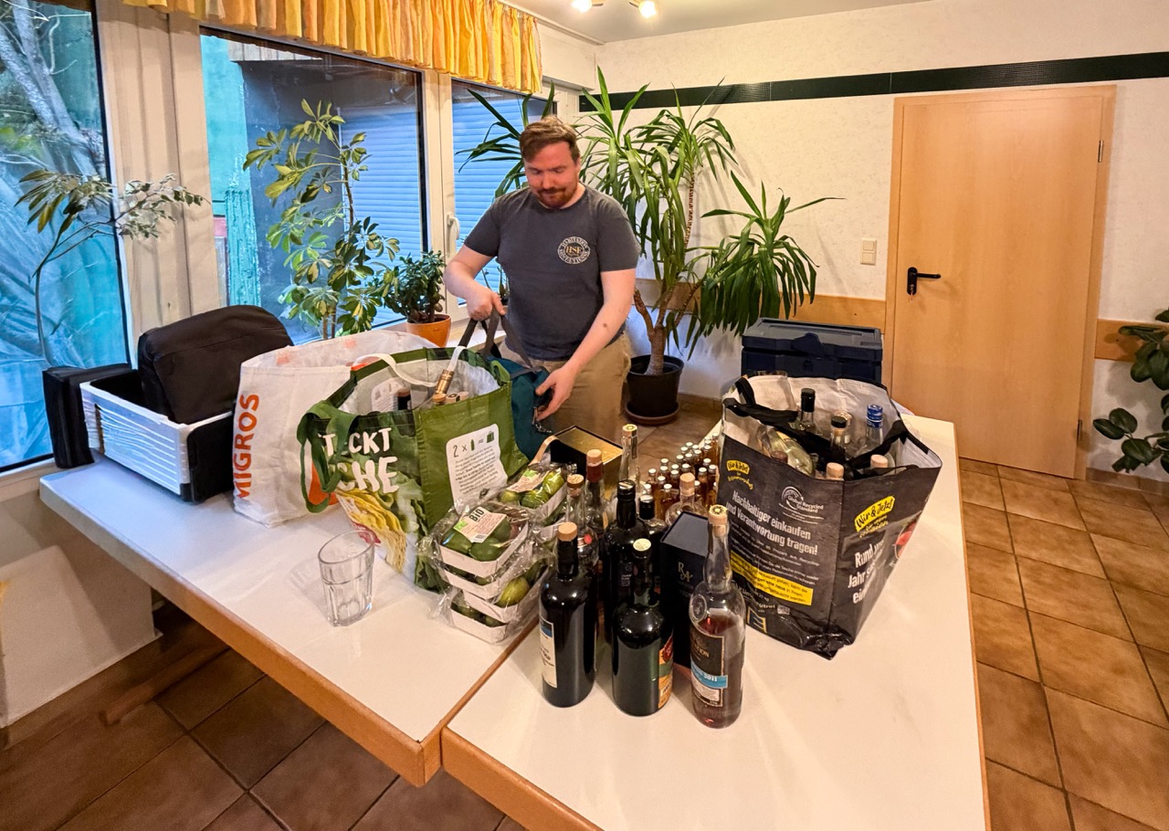 Artur prepares the cocktail bar Artur prepares the cocktail bar